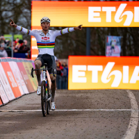 Van der Poel opent met de zege