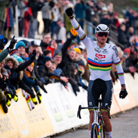 Van der Poel snelt naar nieuwe zege in Zonhoven