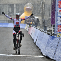 Vanthourenhout solo in de sneeuw naar winst