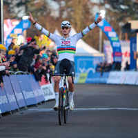 Van der Poel demonstreert ook in de Plage Cross