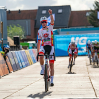 Vanthourenhout wint cross van zijn teammanager Mettepenningen