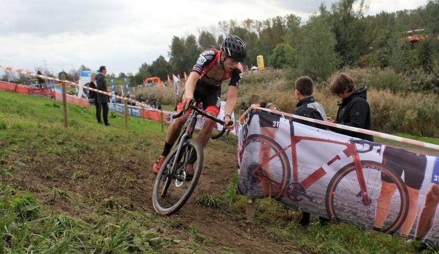 Yannick Peeters hangt fiets aan de haak