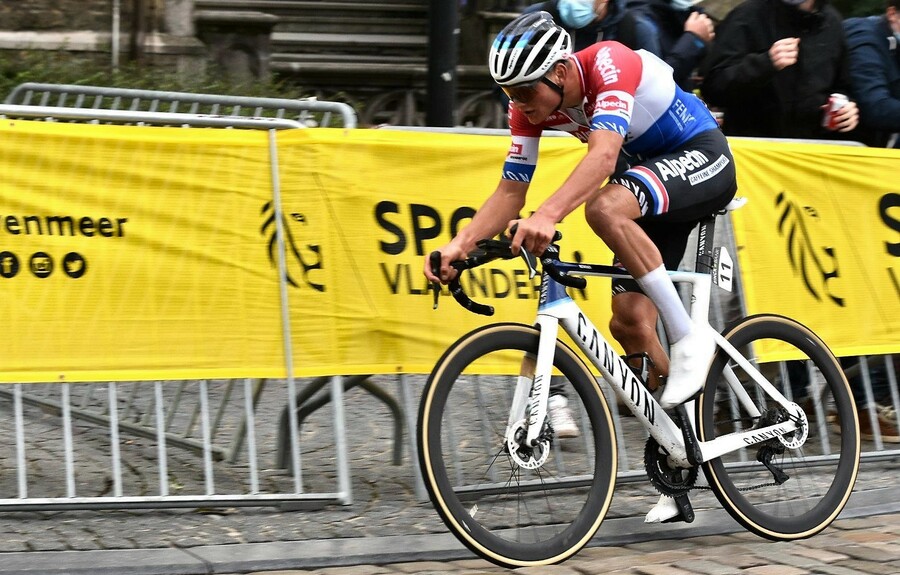 Van der Poel kwaad op zichzelf na Brabantse Pijl 