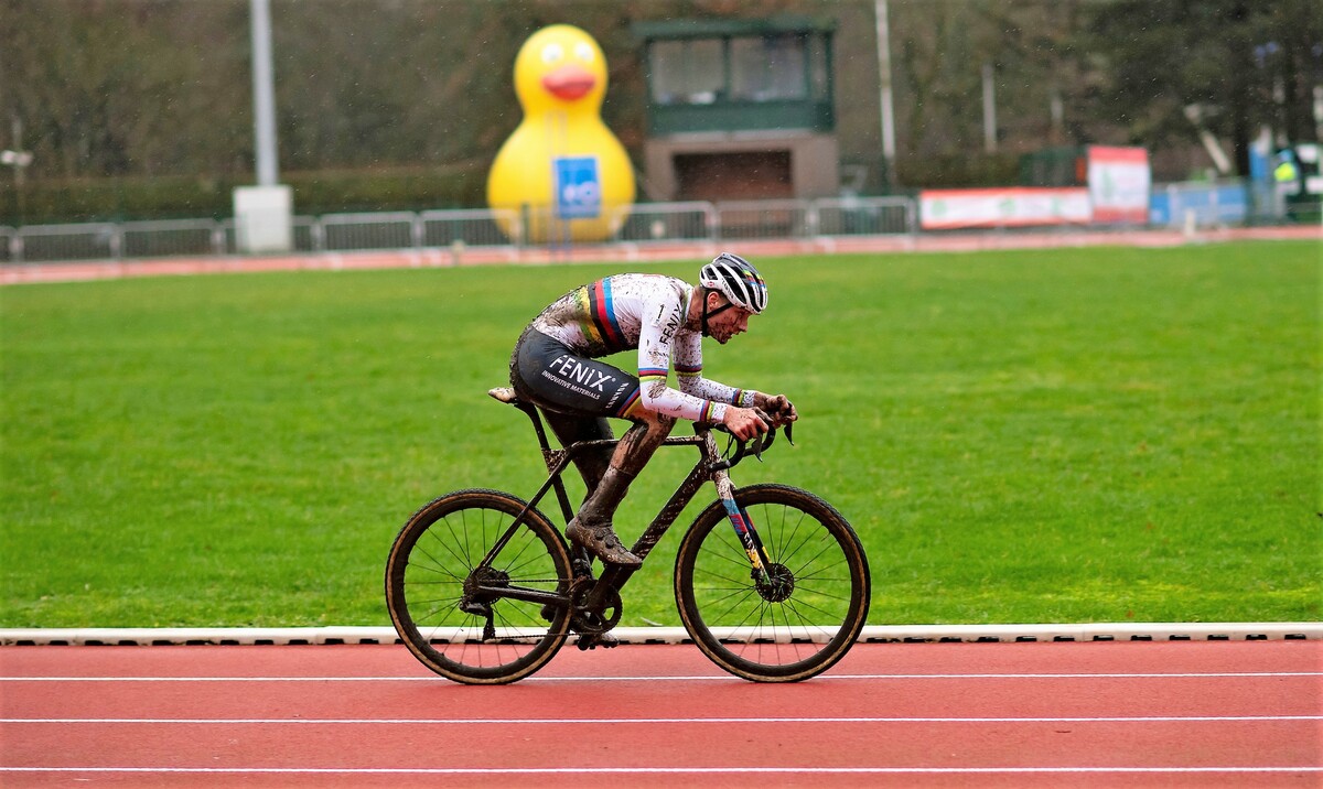 Kleine operatieve ingreep aan knie bij Mathieu van der Poel 