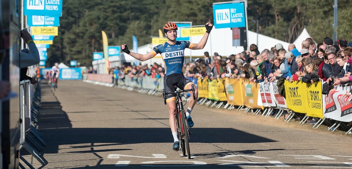 Maik van der Heijden rijdt in Oostmalle zijn laatste veldrit