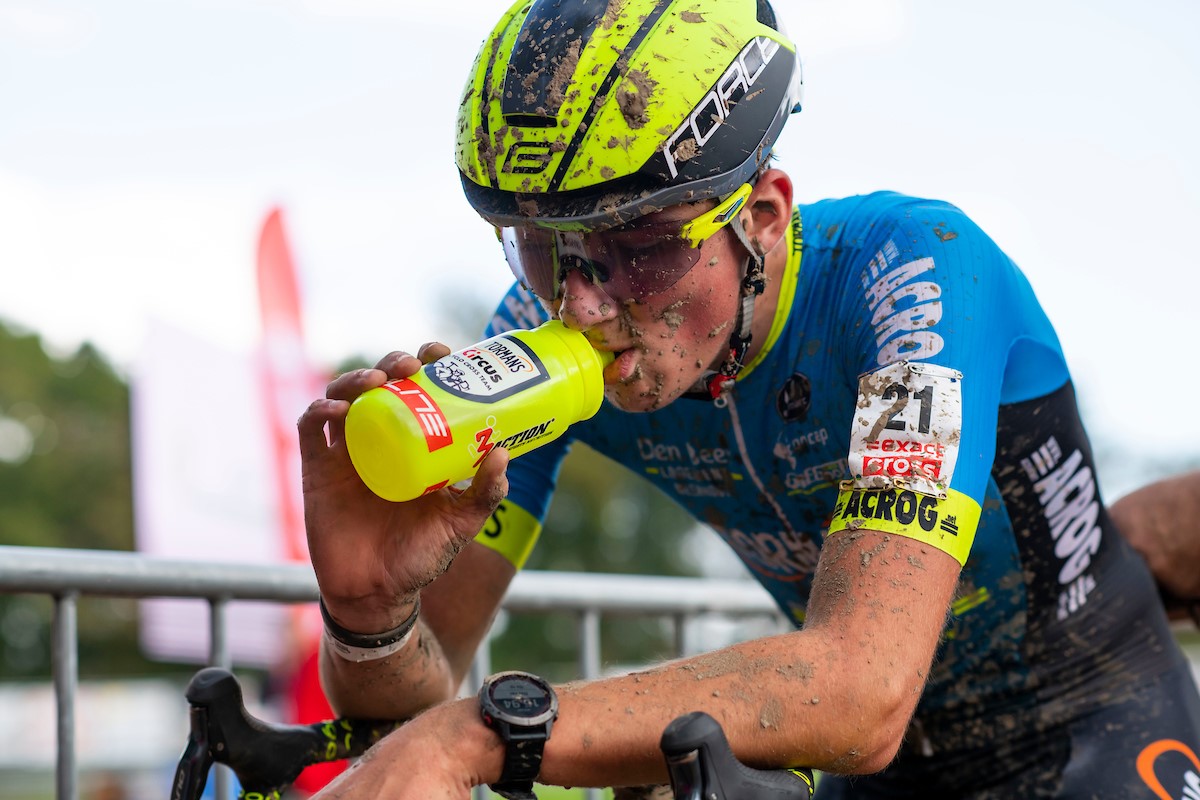 Axel van den Broek koerst even graag op de weg als in 't veld