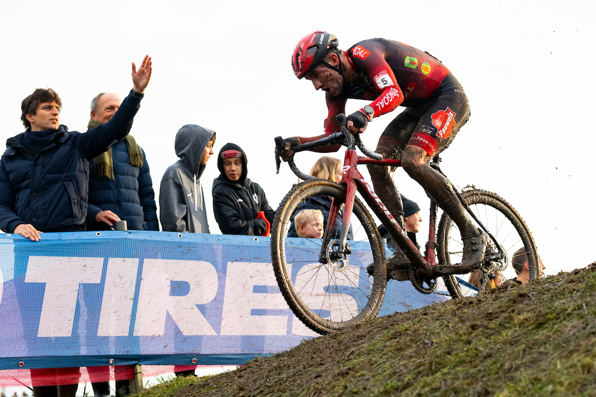 Ryan Kamp zegeviert in avondcyclocross Rucphen