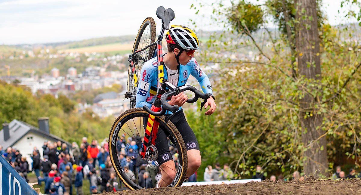 Yordi Corsus moedigt vriendin aan op de cross van Kessel