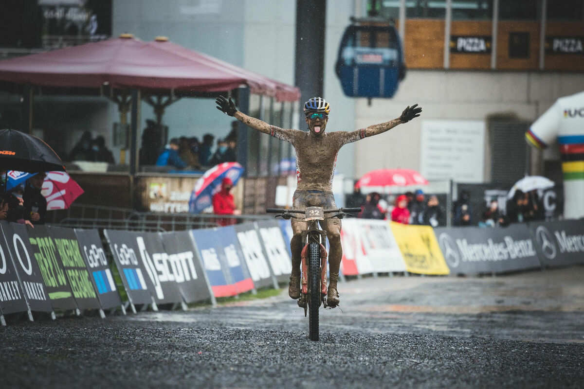 Tom Pidcock is wereldkampioen E-MTB XCO