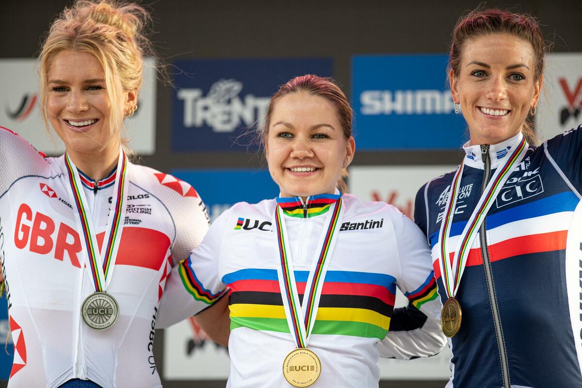 Eerste regenboogtruien voor de MTB Short Track