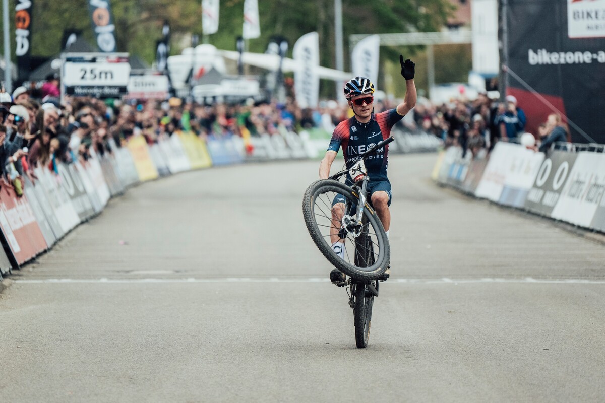 Pidcock triomfeert op de MTB 