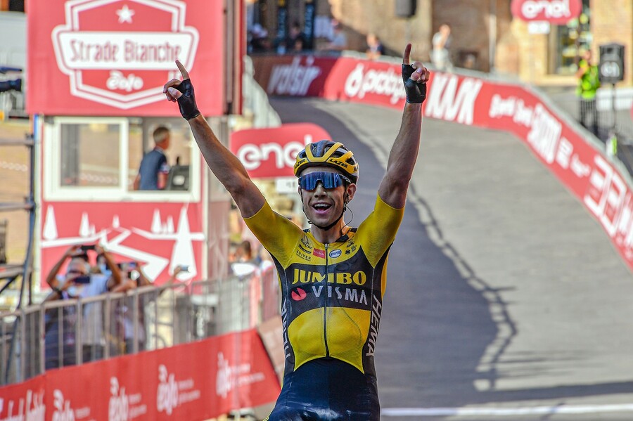 Wout van Aert soleert naar de zege in Strade Bianche 2020