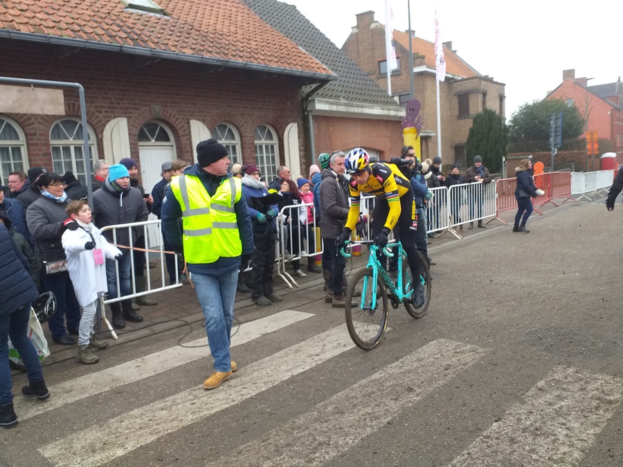 Wout van Aert helpt een beetje in het huishouden