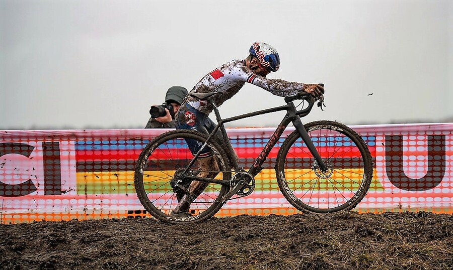 Tom Pidcock wint Giro d'Italia U23