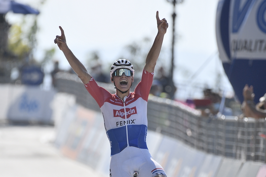 Mathieu van der Poel juicht in Loreto