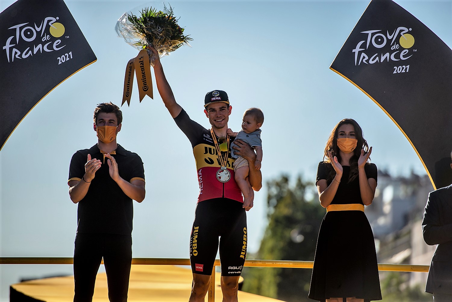 Triomf voor Wout van Aert op le Champs-Élysées