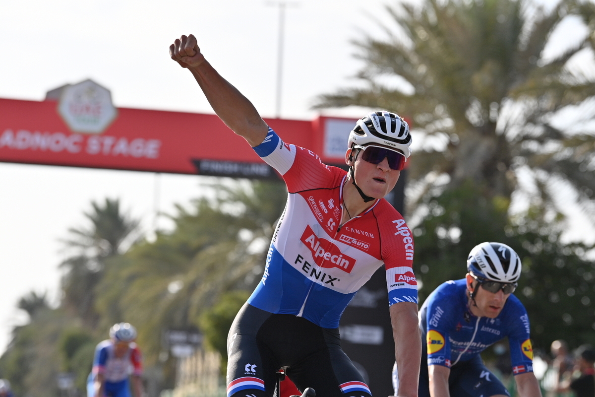 Mathieu van der Poel opent UAE Tour met een zege