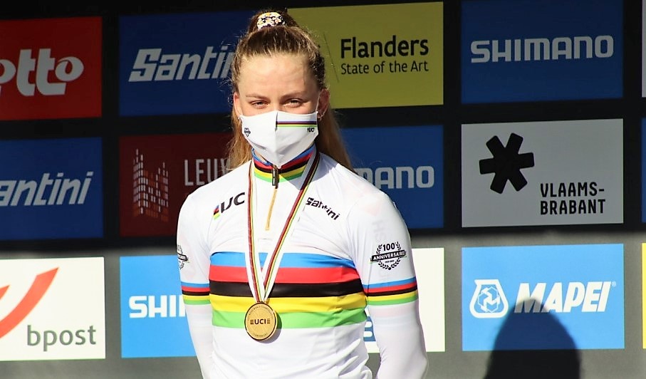 Zoe Bäckstedt verovert de regenboogtrui bij de juniores