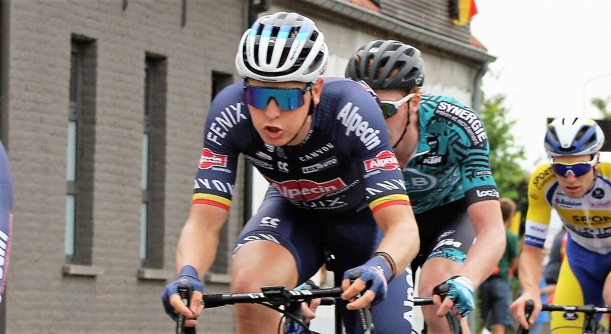 Merlier zegeviert in spektakelrijke openingsrit Benelux Tour