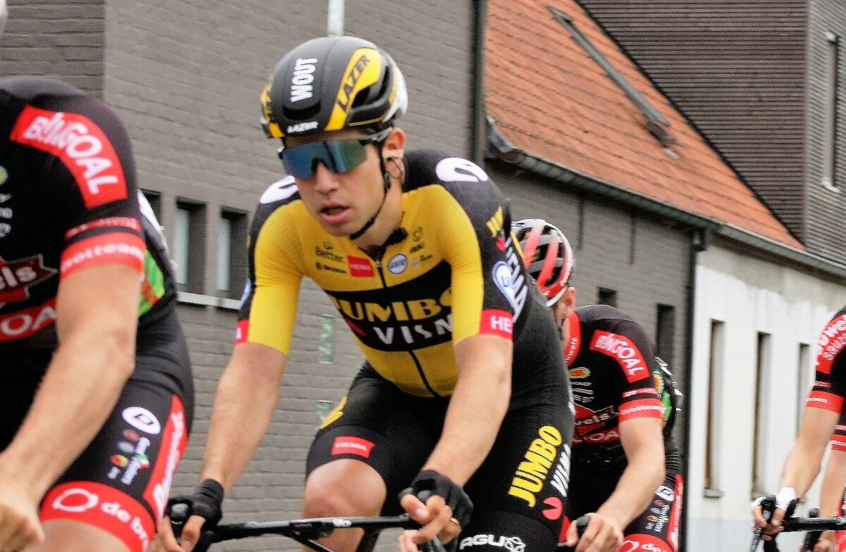 Na deze in het veld wint Van Aert de Belgische titel op de weg