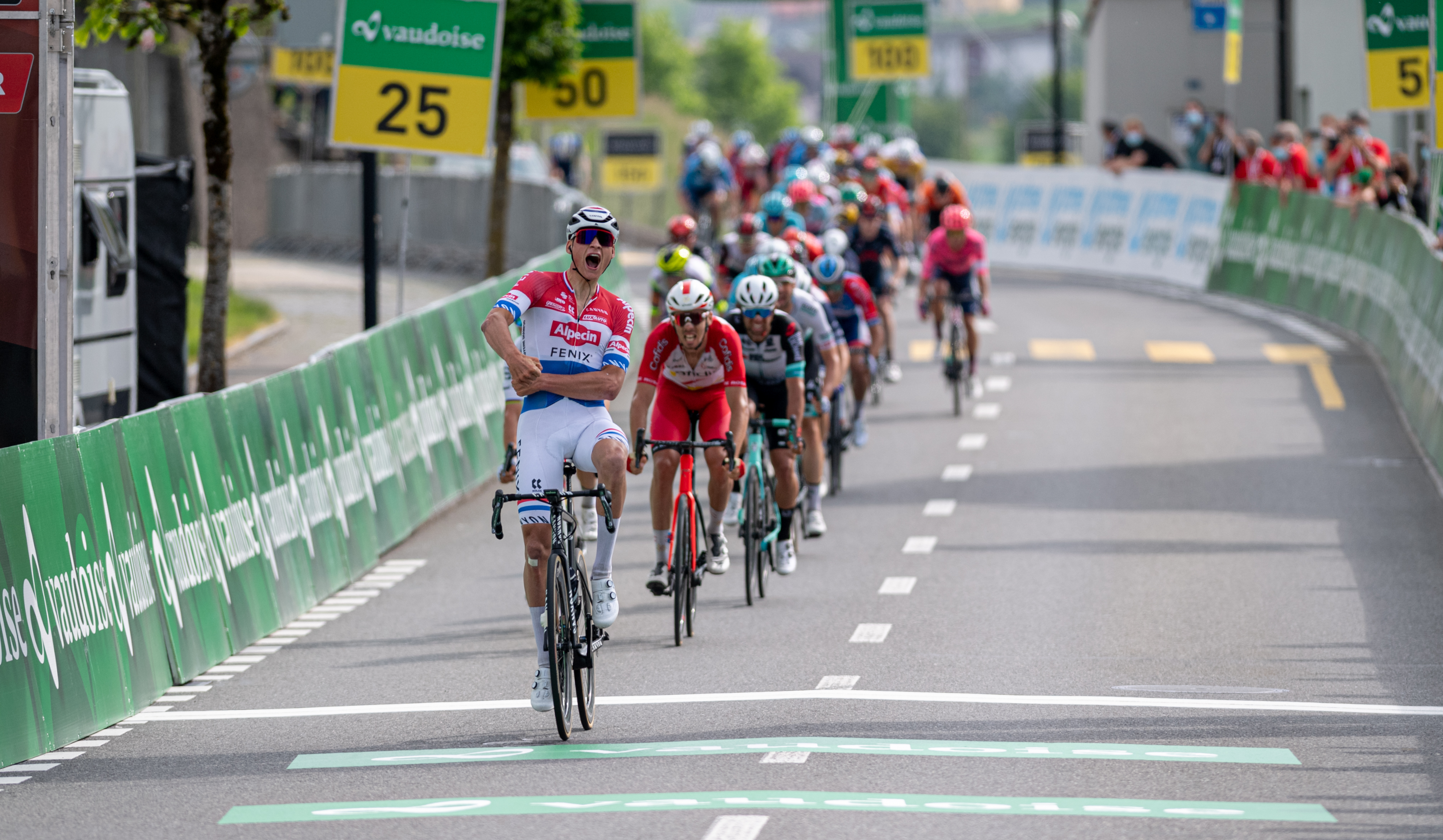 Van der Poel wint wederom en pakt ook leiderstrui