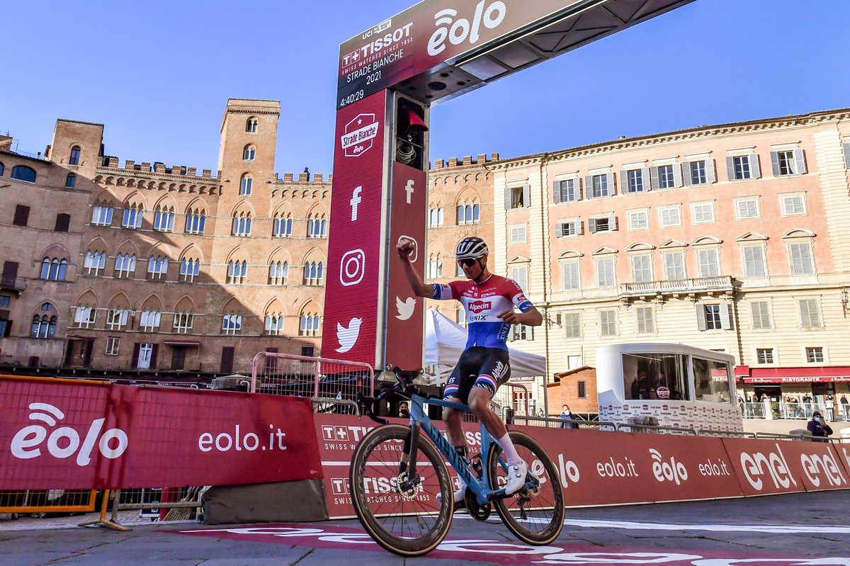 Mathieu van der Poel triomfeert in de Strade Bianche 2021