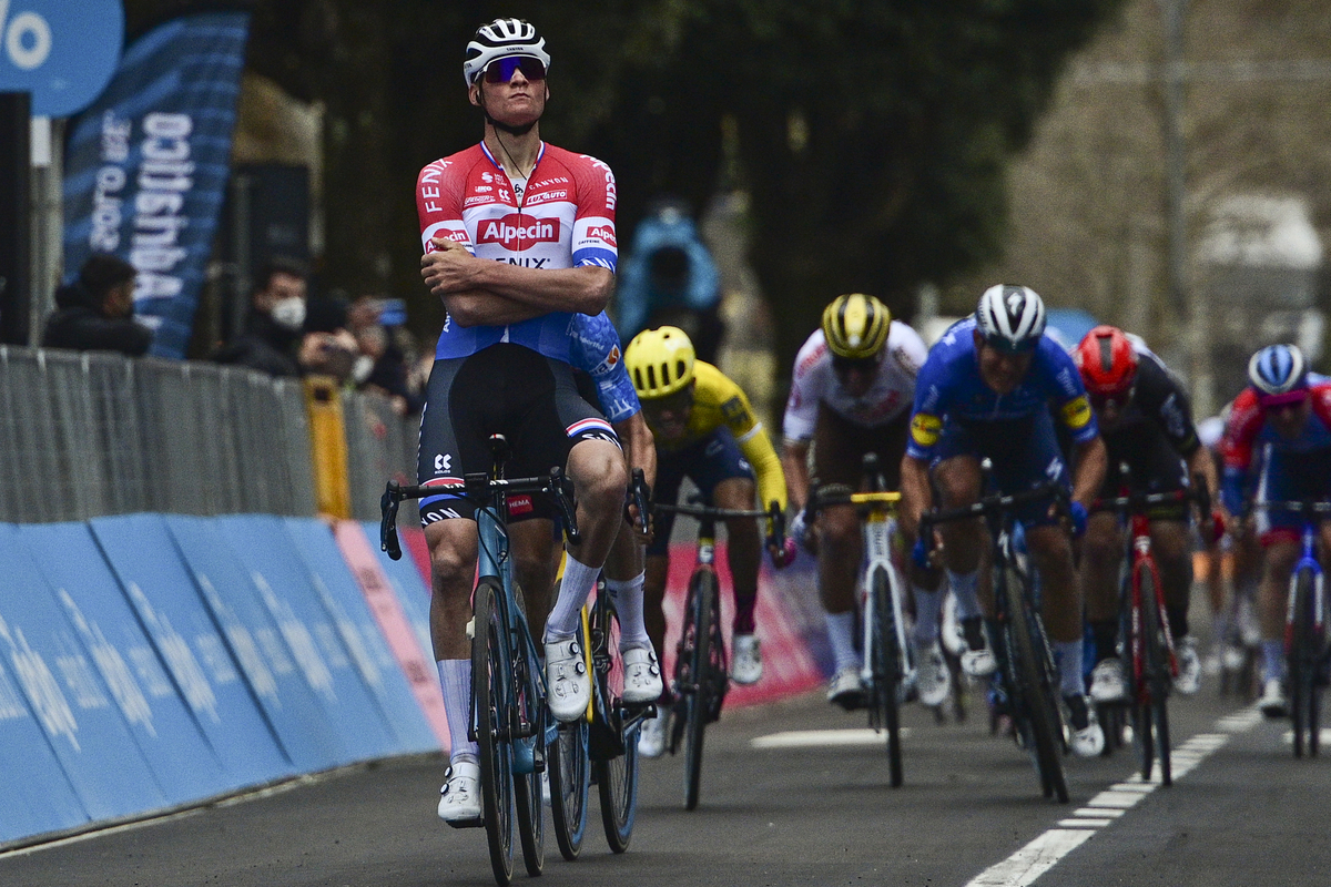 Mathieu van der Poel zegeviert in etappe 3 van Tirreno-Adriatico