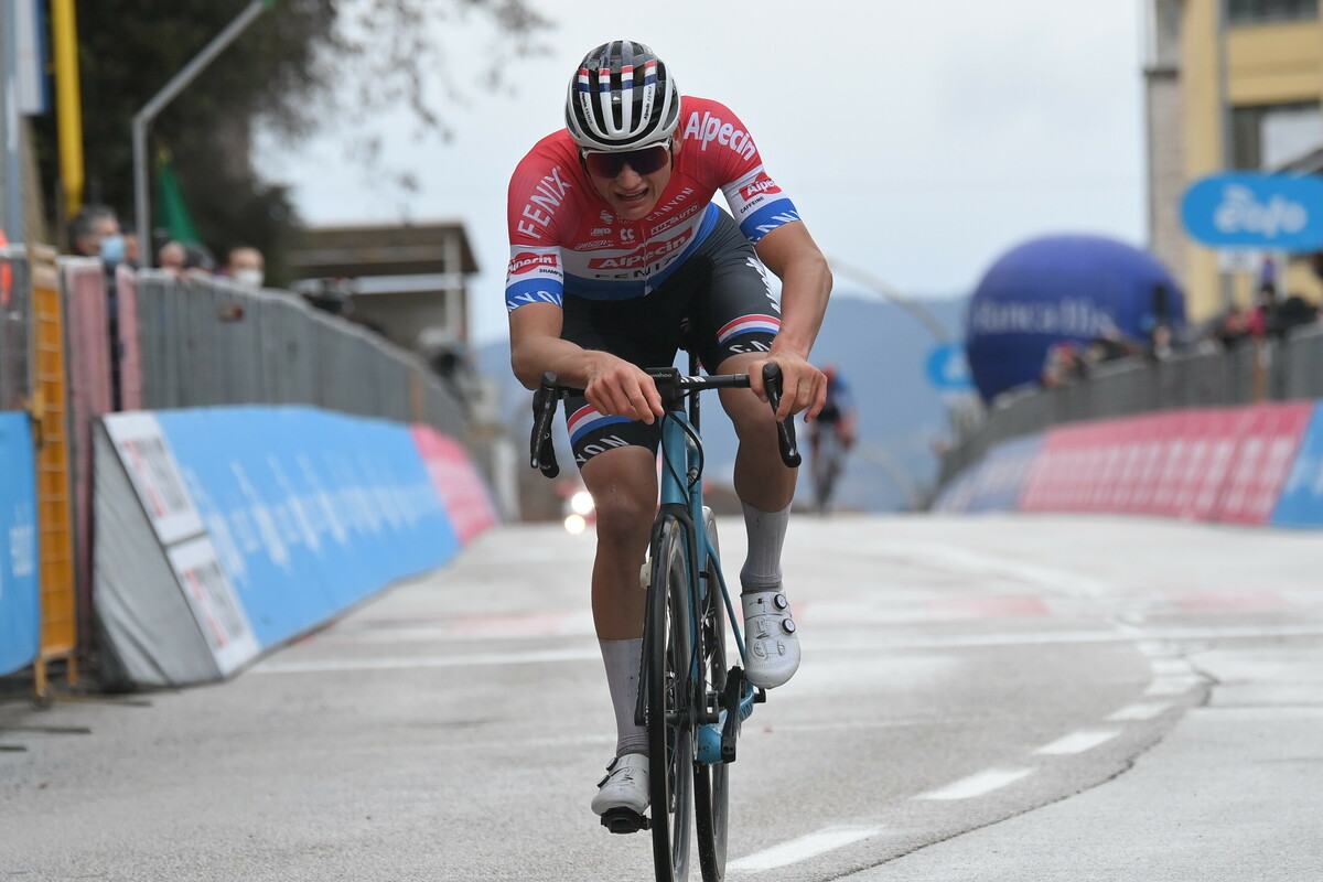 Mathieu van der Poel rondt indrukwekkende solo af 