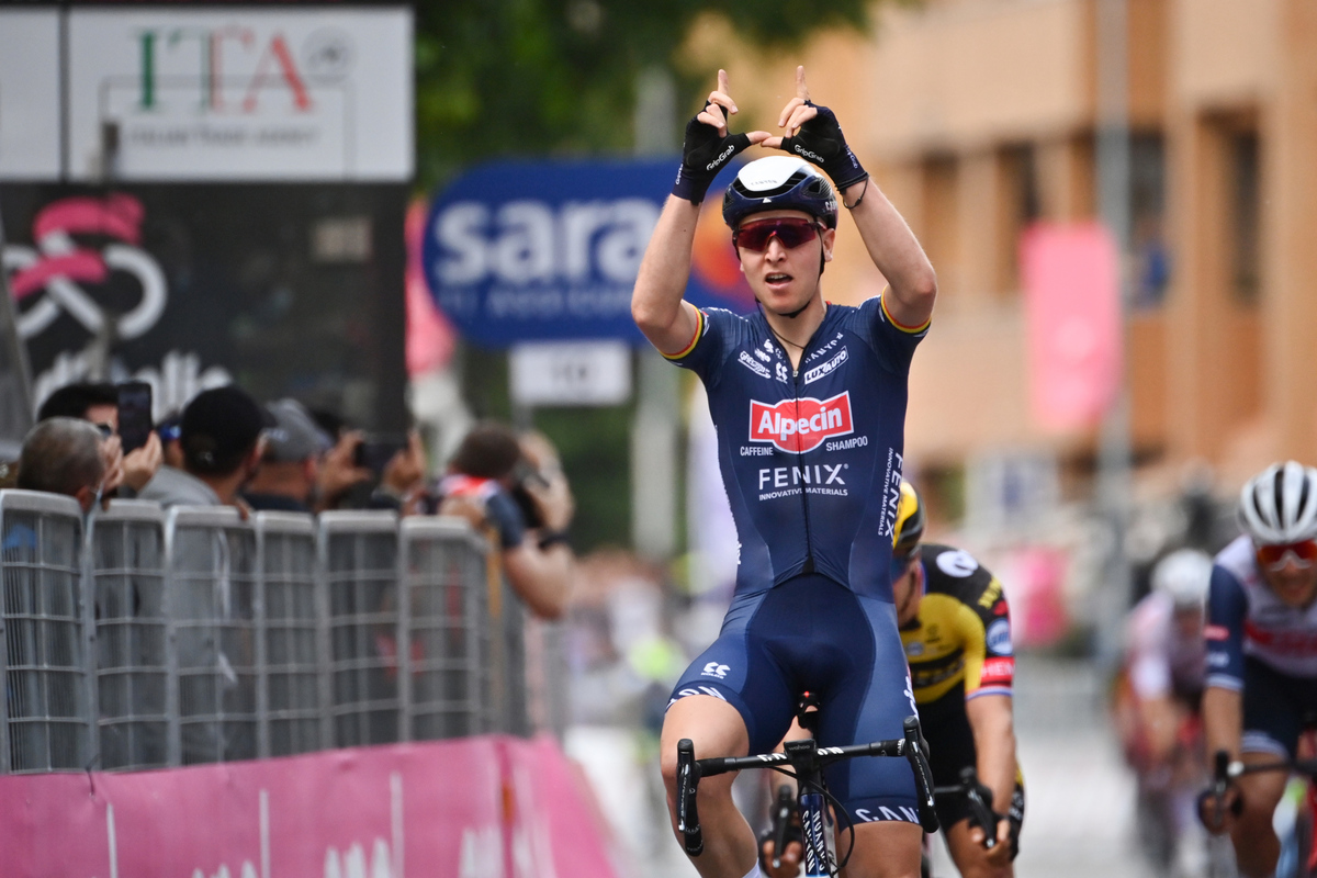 Tim Merlier knalt naar de zege in de Giro d'Italia