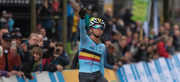Thibau Nys is Europees beloftenkampioen wegwielrennen