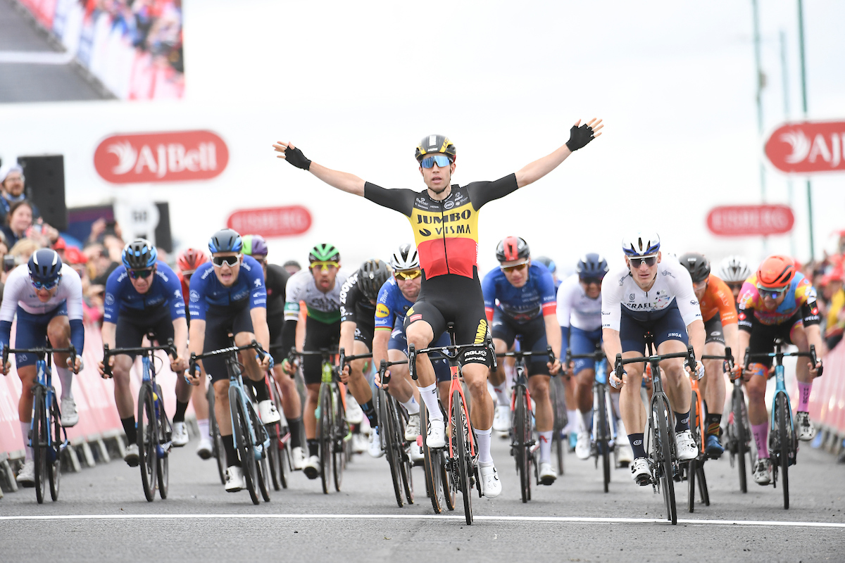 Van Aert wint slotrit en pakt eindwinst in Tour of Britain