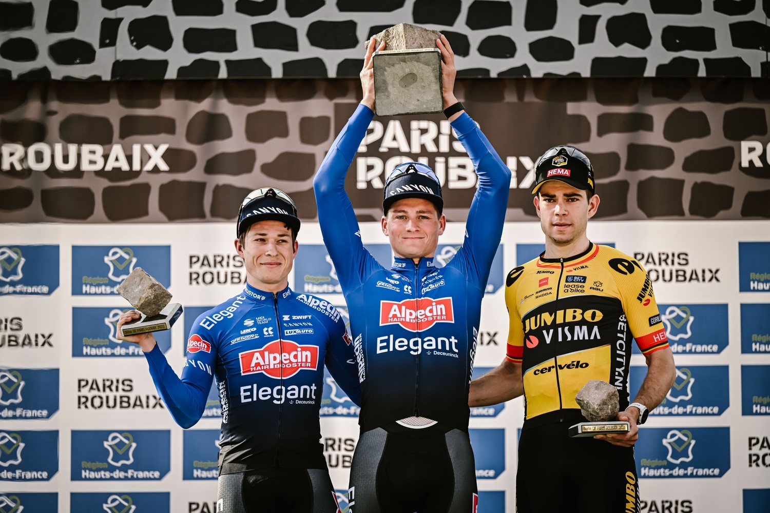 Mathieu van der Poel wint Paris-Roubaix 2023