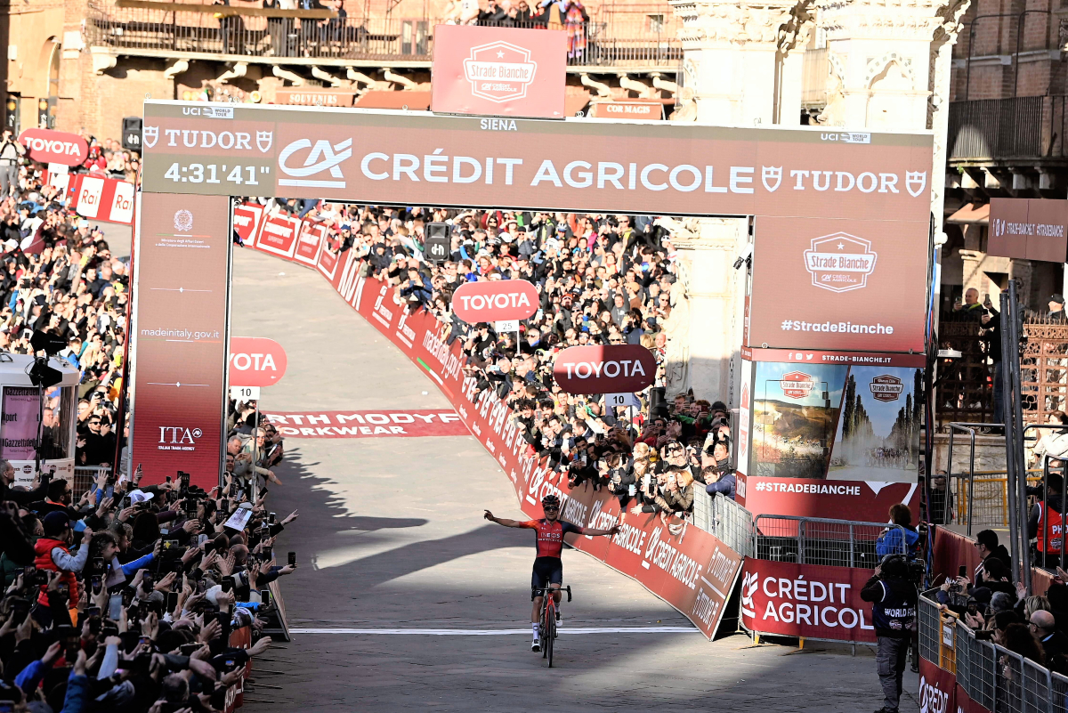 Tom Pidcock imponeert in Strade Bianche