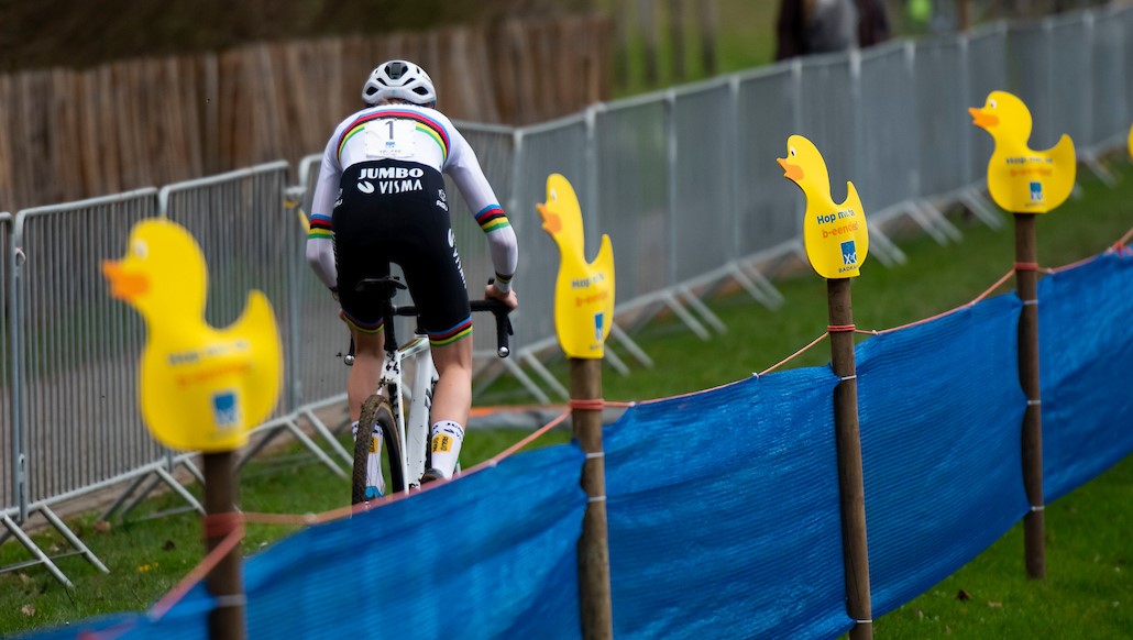 Fem van Empel toont zich ook op de weg