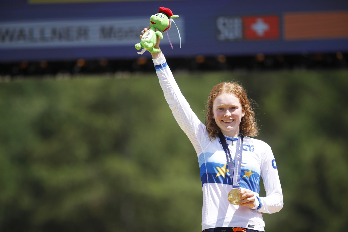 Puck Pieterse verovert Europese MTB-titel elite dames