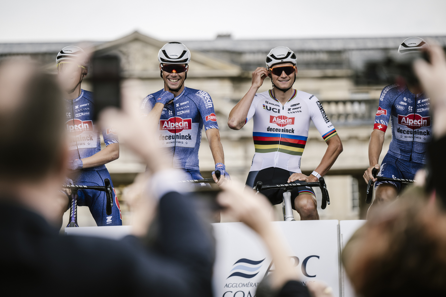 Van der Poel wint ook Paris-Roubaix 2024