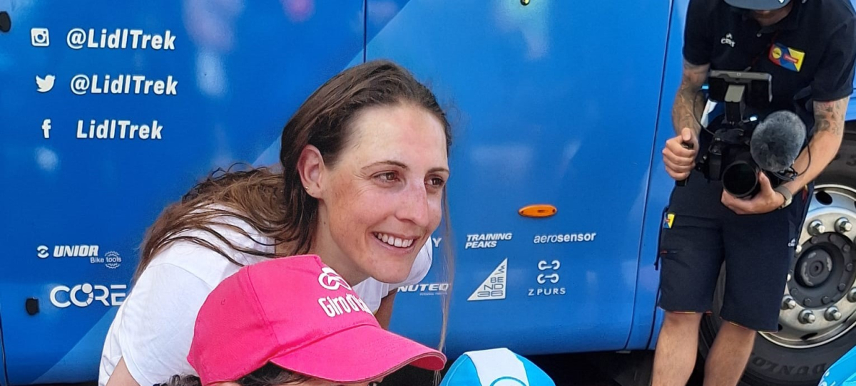 Lucinda Brand viert met ploeggenote Elisa Longo Borghini