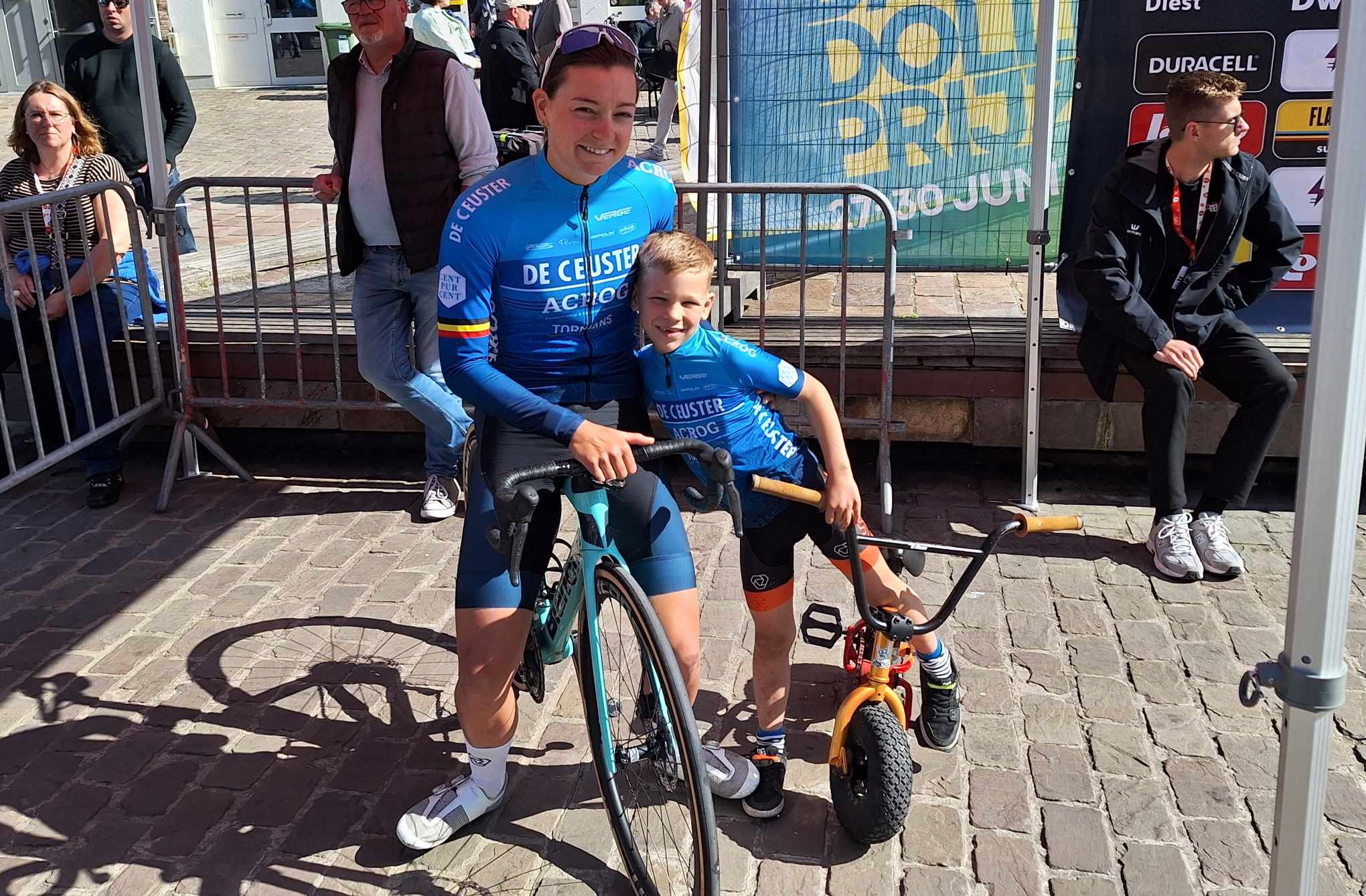 Wegrenster Jesse Vandenbulcke voelt zich bij De Ceuster-Acrog goed tussen al de veldrijdsters.