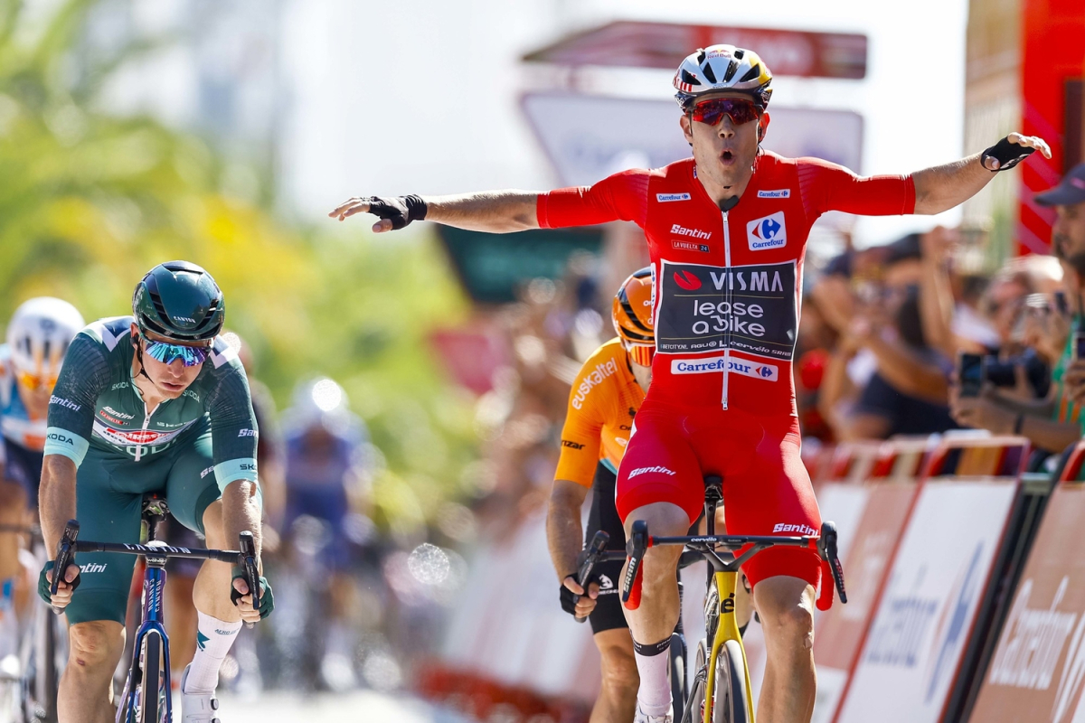 Wout van Aert sprint naar de zege in Vuelta