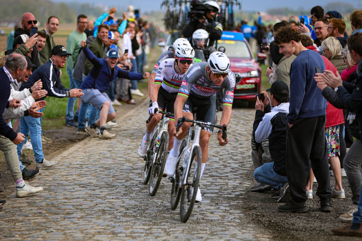 Hattrick in Paris-Roubaix voor Van der Poel