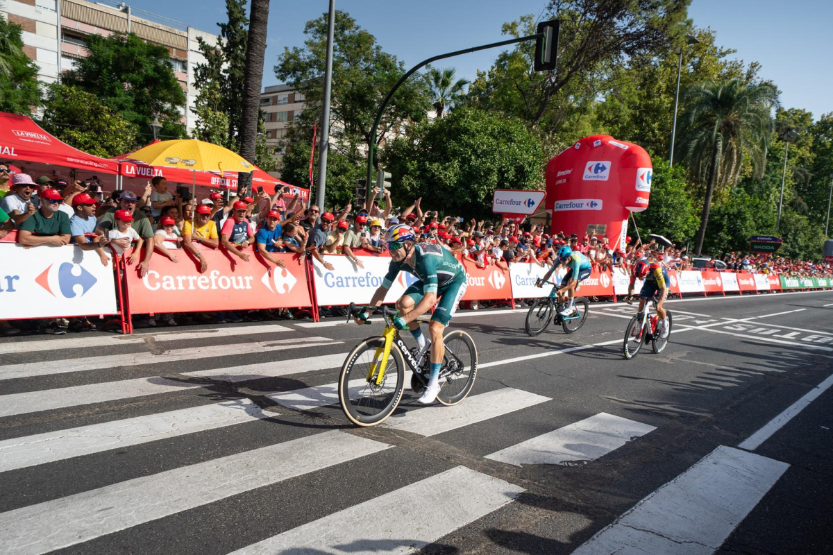 Van Aert pakt 2de zege in Vuelta 2026 - Nys kleurt mee de etappe