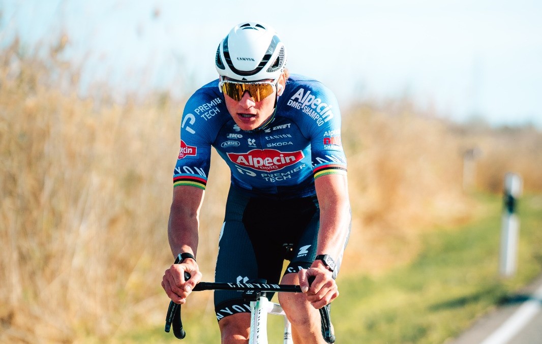 Van der Poel triomfeert op de Champs-Elysées