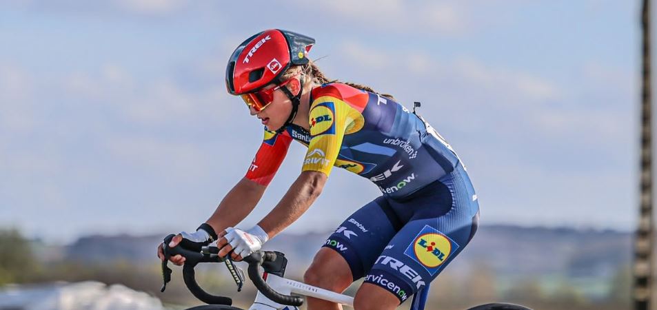 Fleur Moors probeerde met een late uitval de sprint te voorkomen op het BK