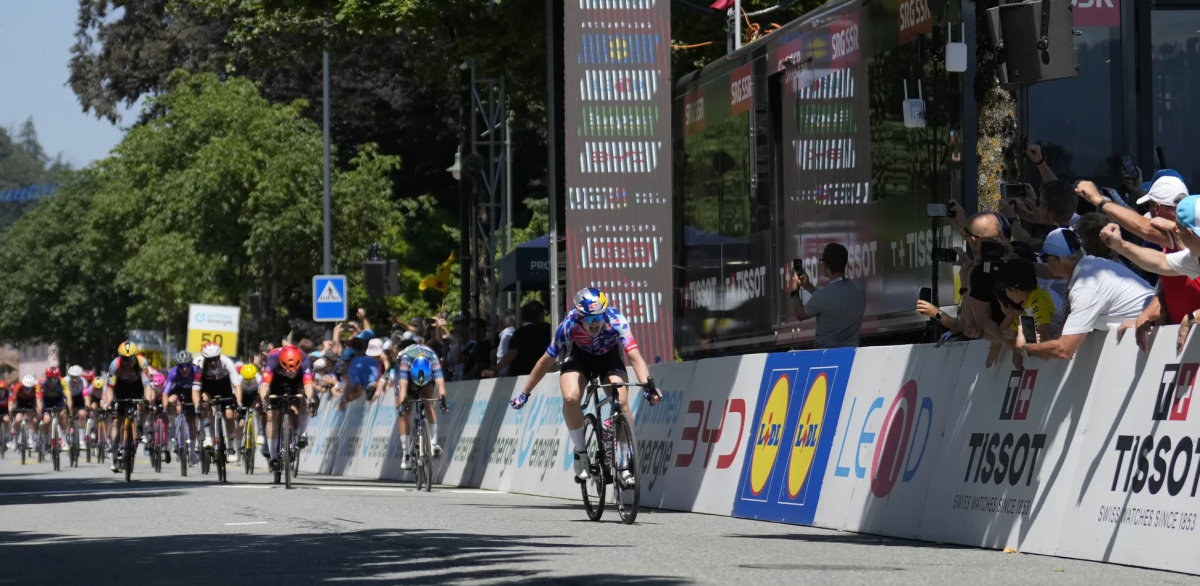 Krachtige sprintzege voor Zoe Bäckstedt in Tour de Suisse
