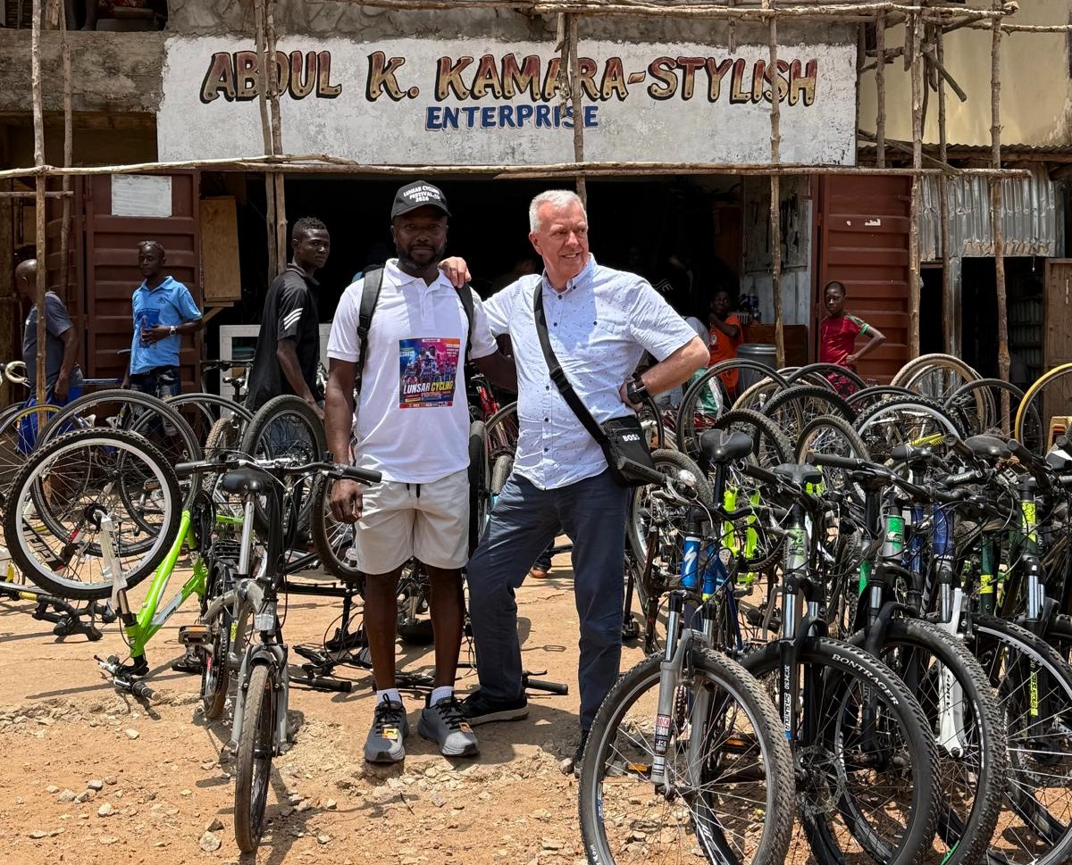 Gewezen wielersponsor Dirk Verbeeck ondersteunt wielerproject in Sierra Leone