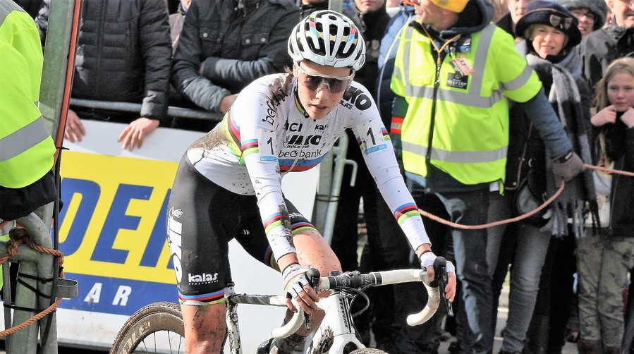 Sanne Cant lovend over extra jeugdwedstrijd meisjes in Loenhout