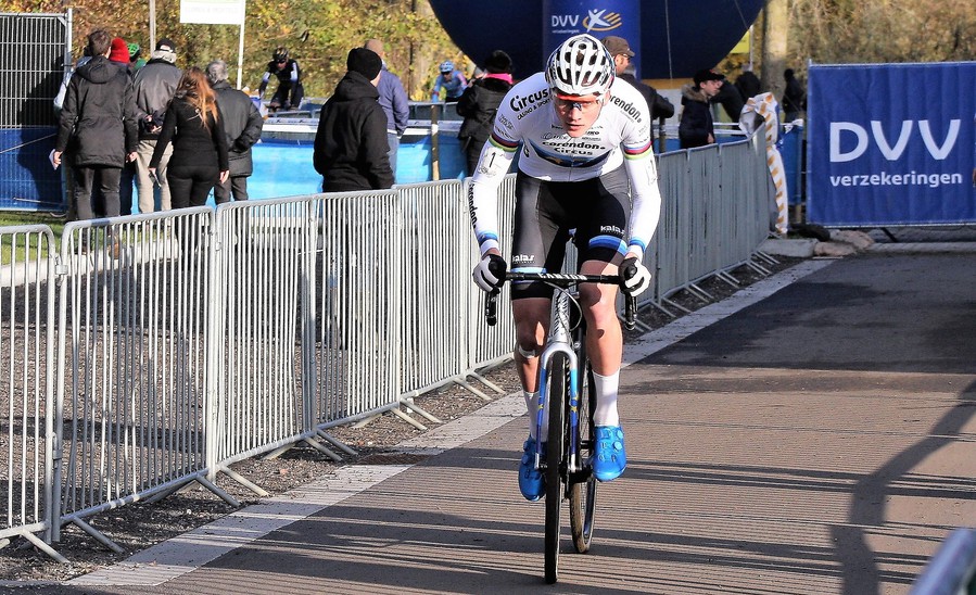 Mathieu van der Poel ligt ook in DVV Trofee op koers