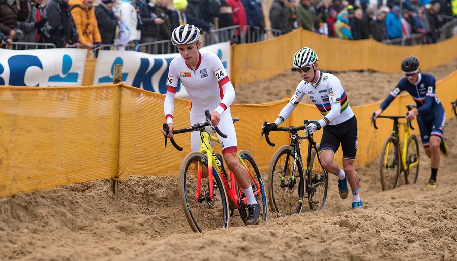 Wordt Pidcock of Iserbyt eindwinnaar van World Cup bij beloften?