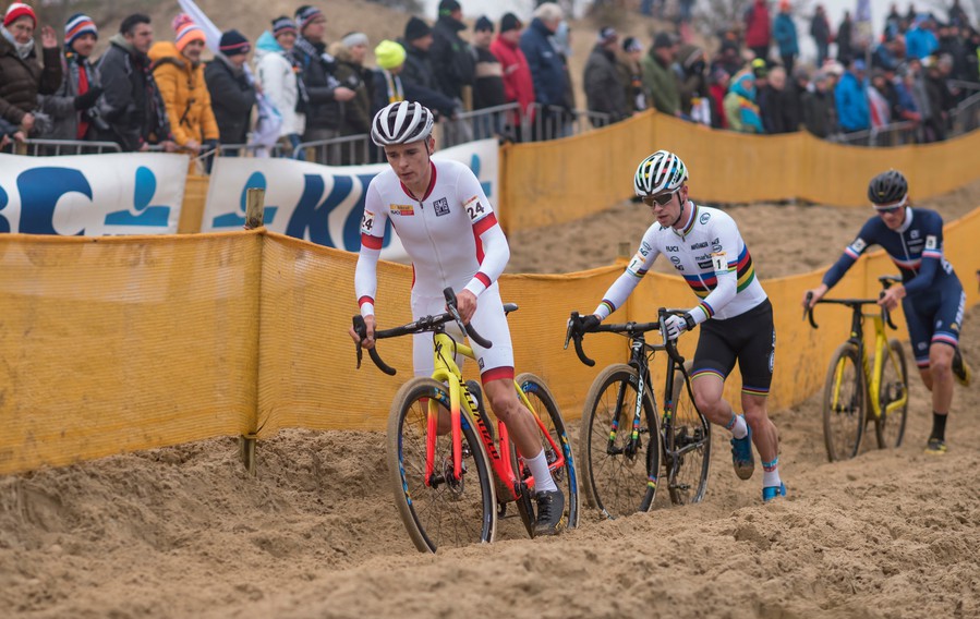 Tom Pidcock dichter bij eindwinst na zege in WB Koksijde