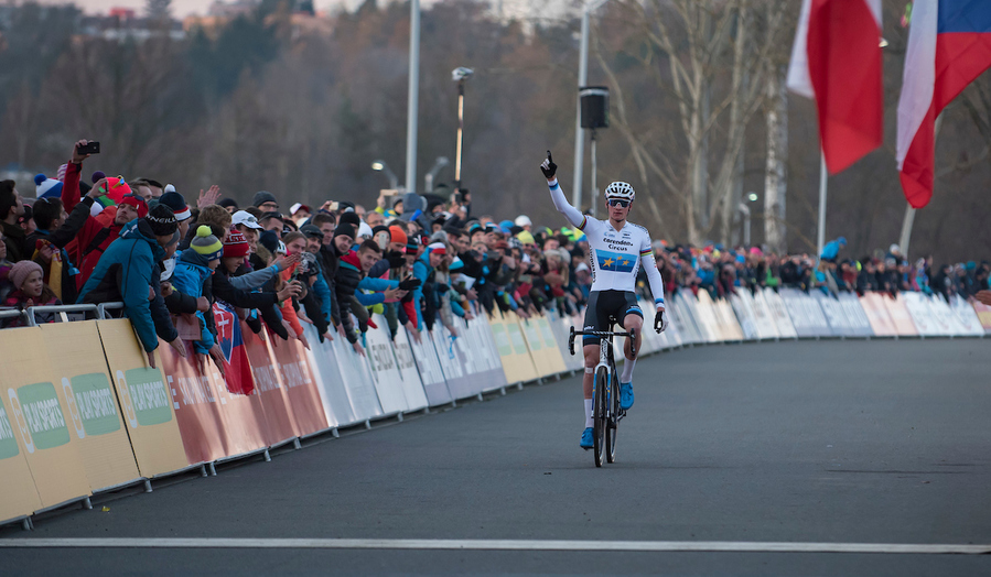 Van der Poel zit na Tábor aan zijn tiende zege dit veldritseizoen